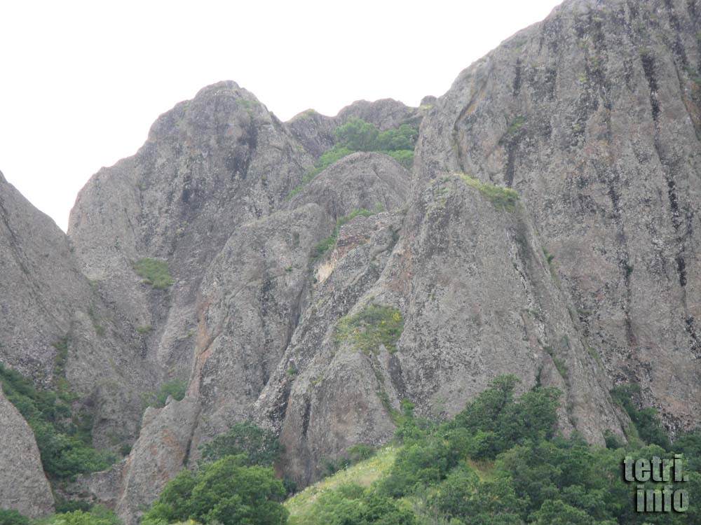 Birtvisi-Ruins of protective walls on the other bank of the canyon